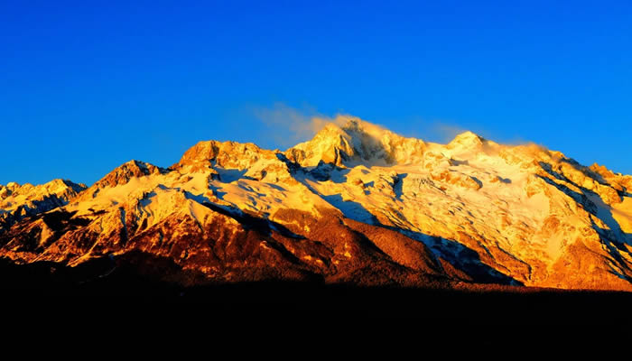 玉龙雪山日照金山